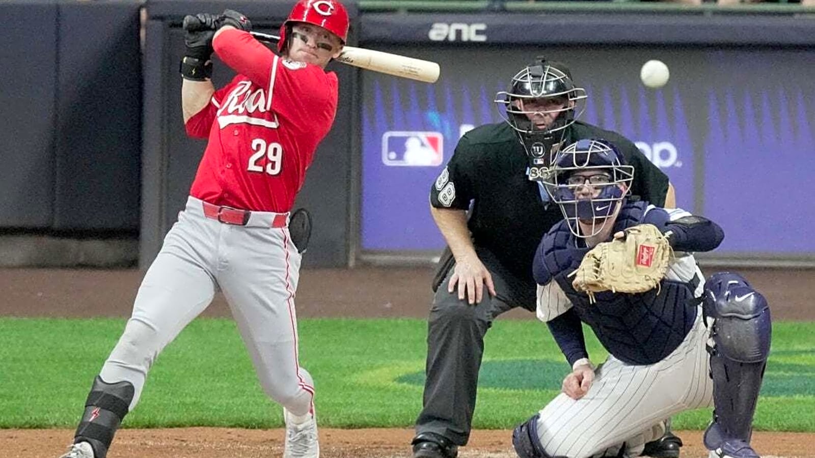 Win keeps Reds tied for last NL wild card; Brewers No. 1 overall seed