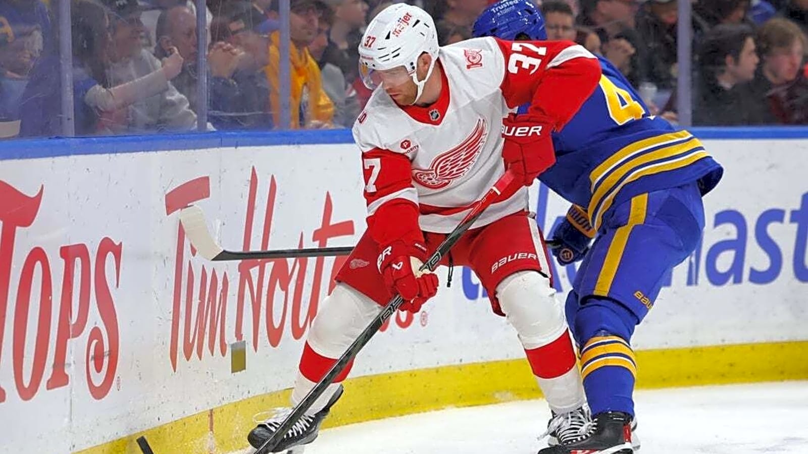 Red Wings score early to earn key road win at Sabres