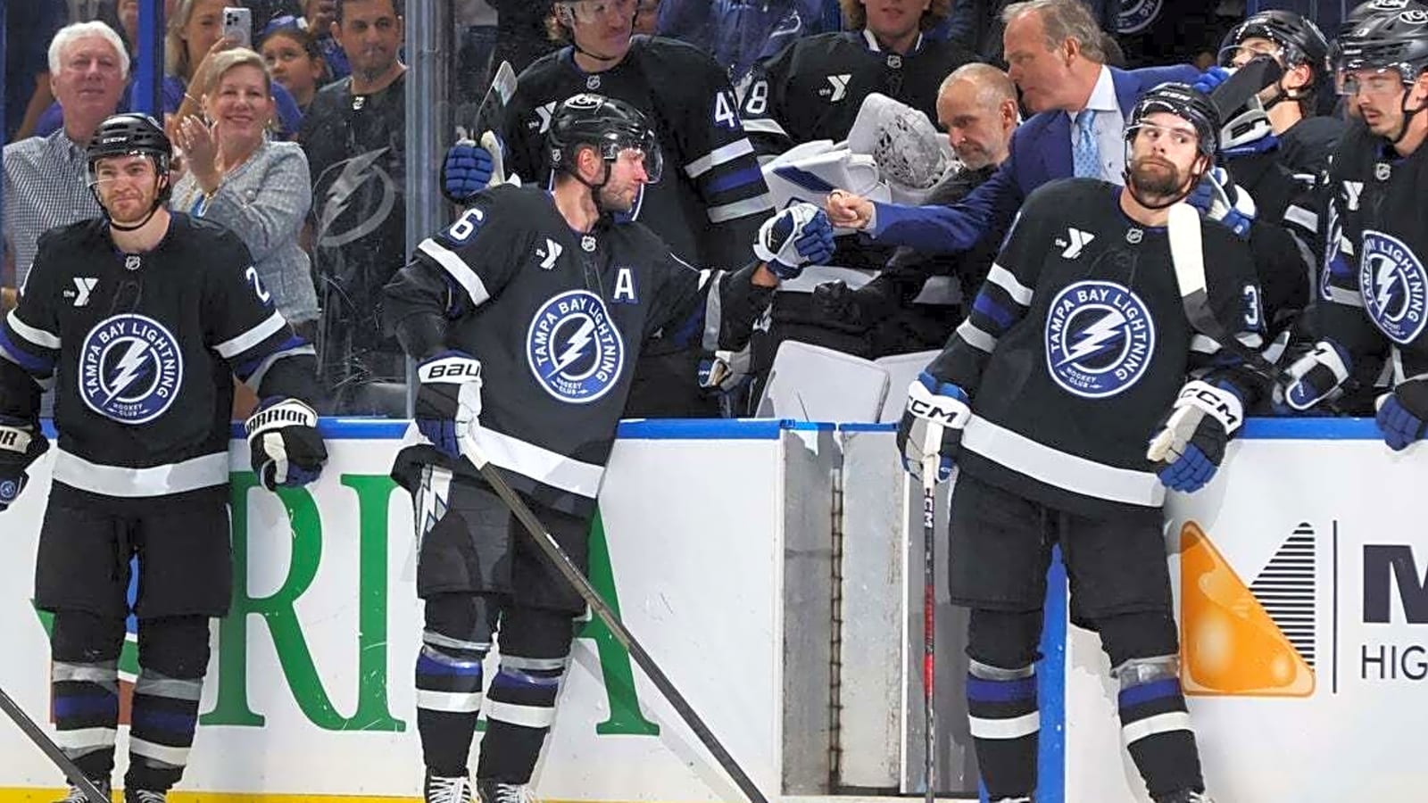 NHL roundup: Milestone night for Lightning trio in win