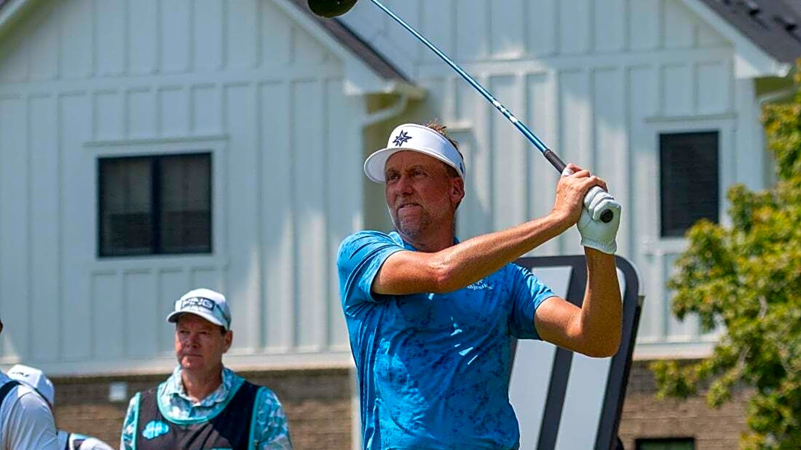 Ian Poulter plays on torn meniscus, surgery set for September