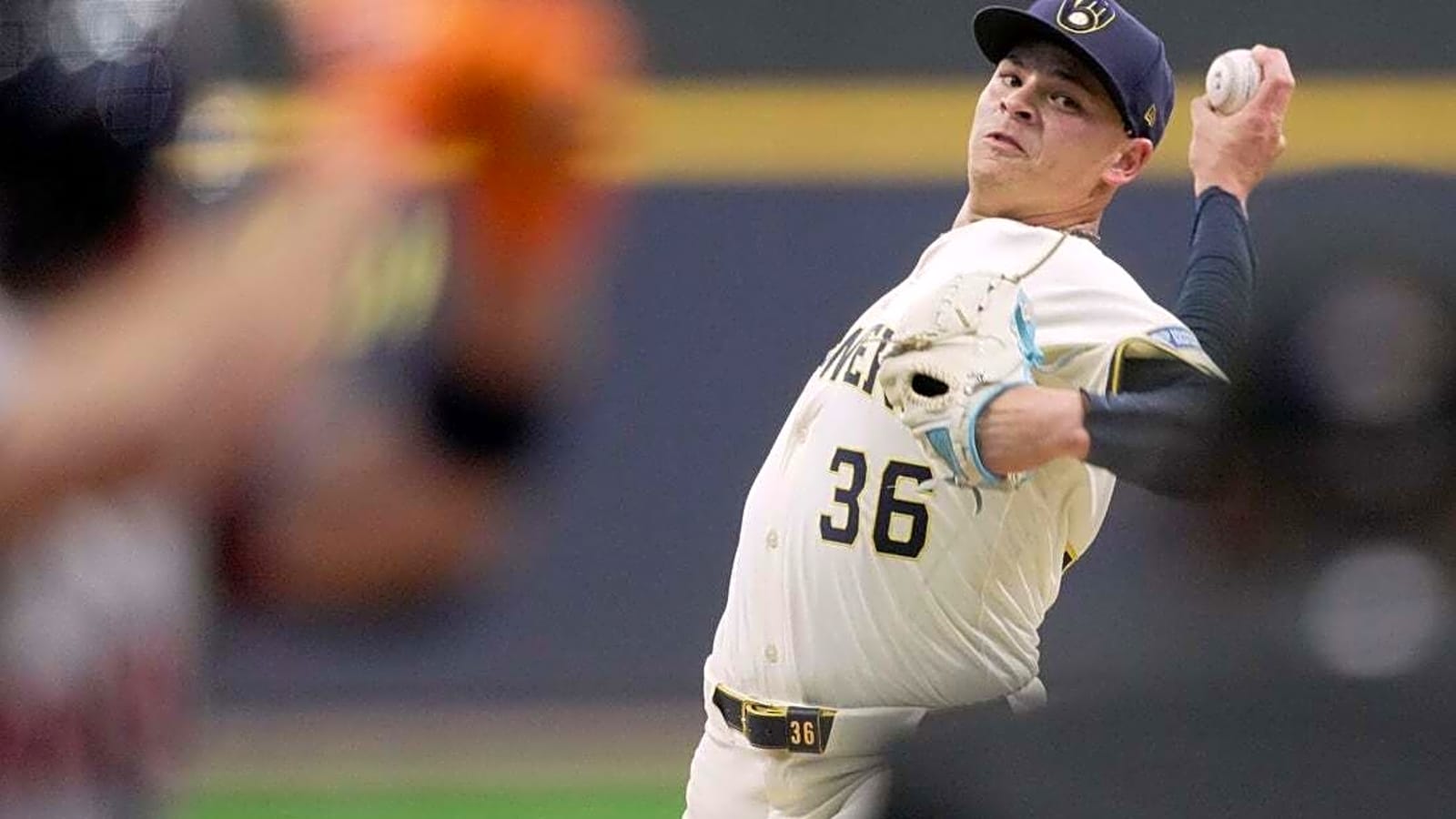 Brewers muscle past Astros to open three-game set