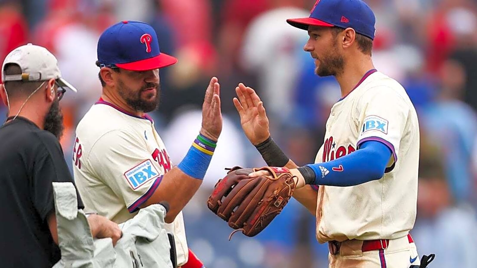 MLB roundup: Phillies get 20 hits, complete sweep of M&#39;s
