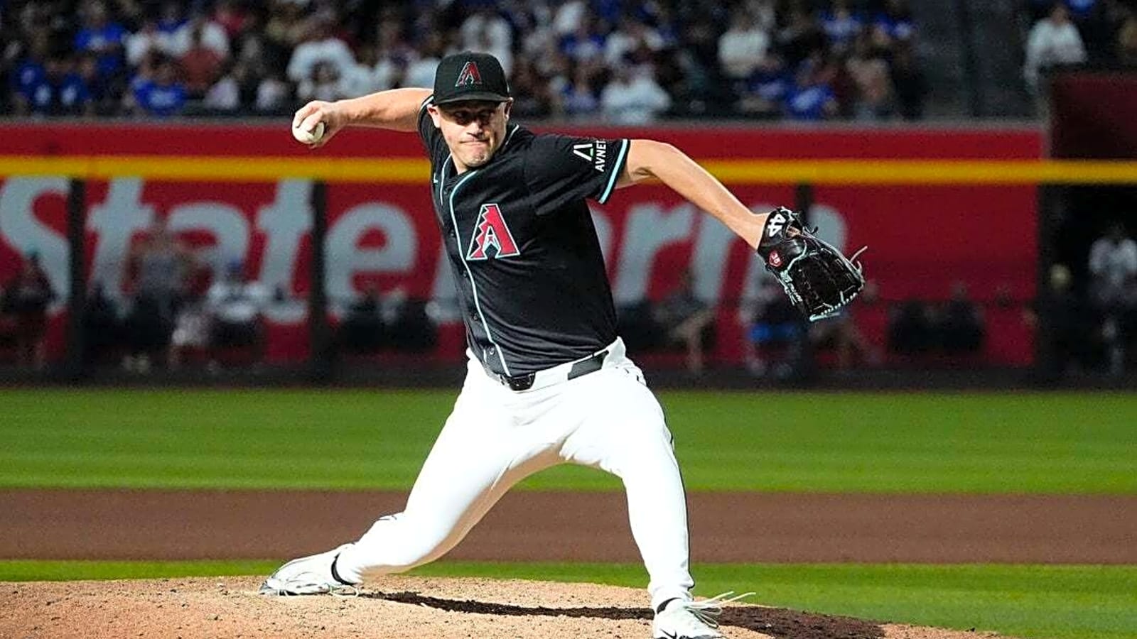 Diamondbacks bring back former closer Paul Sewald