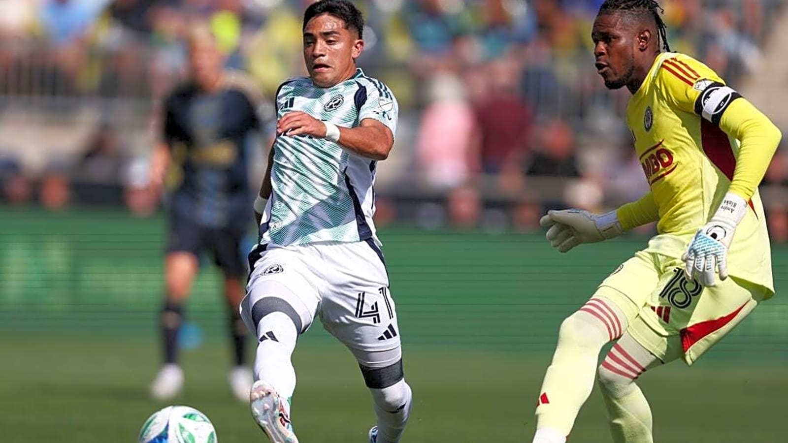 Union edge Revs, stay atop Supporters&#39; Shield standings