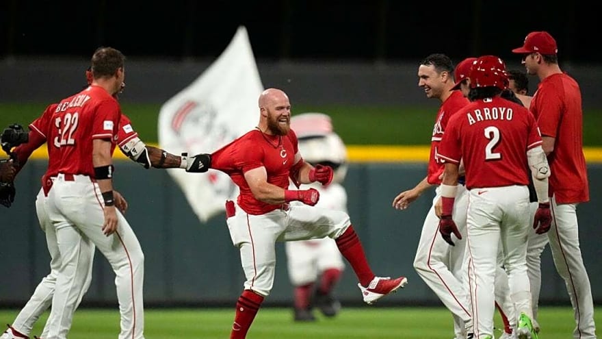 Reds rally late, walk off with 10-inning win over Royals