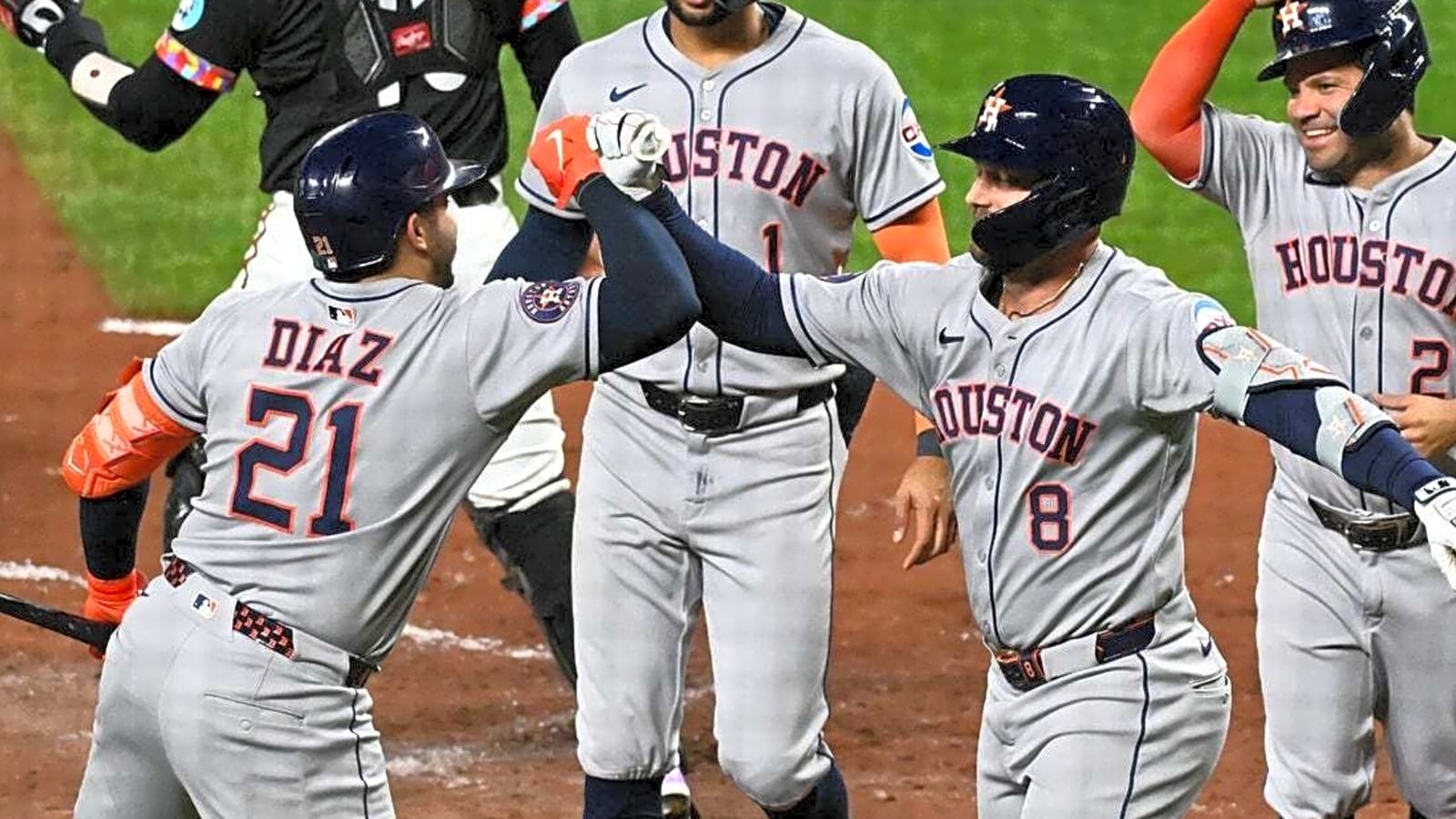 Astros finding their offense at Orioles&#39; expense in series
