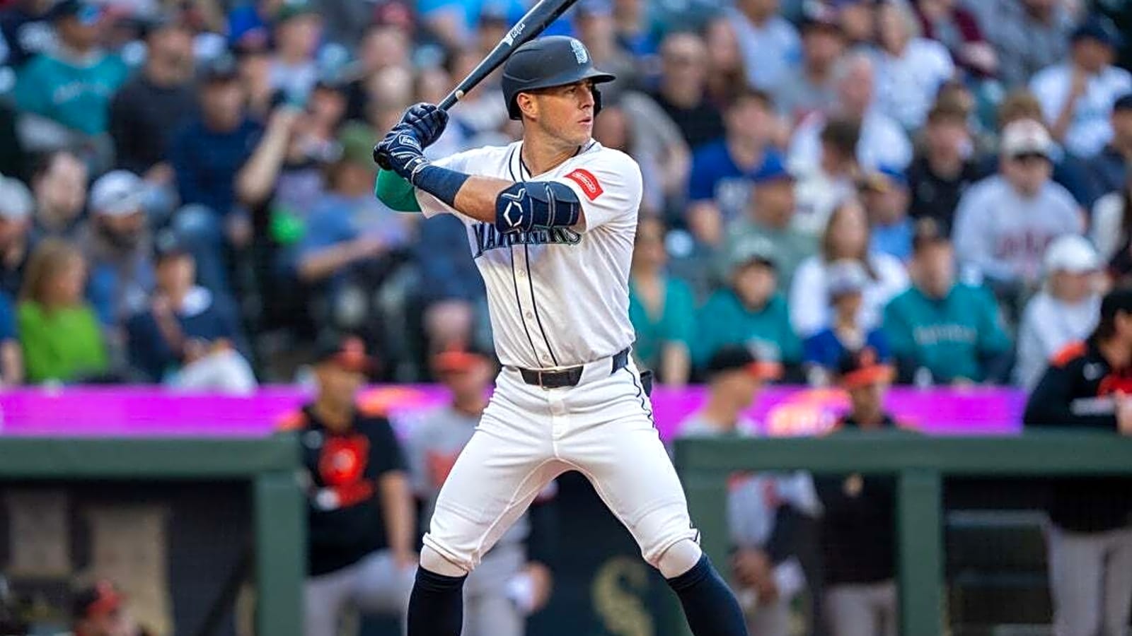 Report: Rangers add versatile Dylan Moore on minor league contract