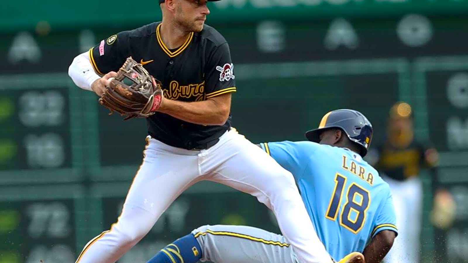 Pirates take Game 2 to sweep doubleheader against Brewers