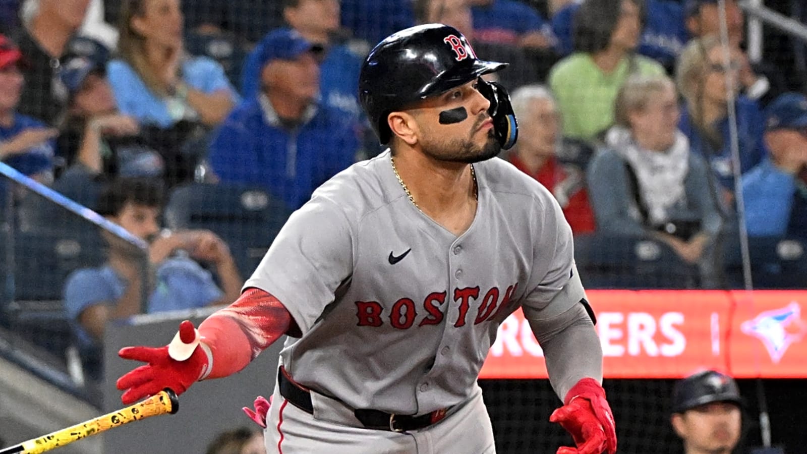 Carlos Narvaez hits his teammate with a flying bat in scary moment
