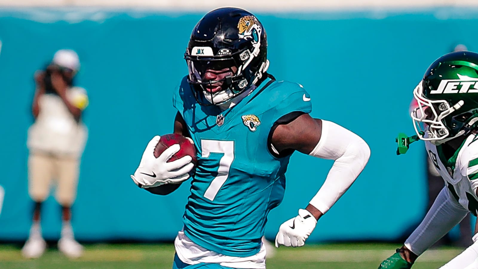 Jaguars consider trade offers for standout wide receiver