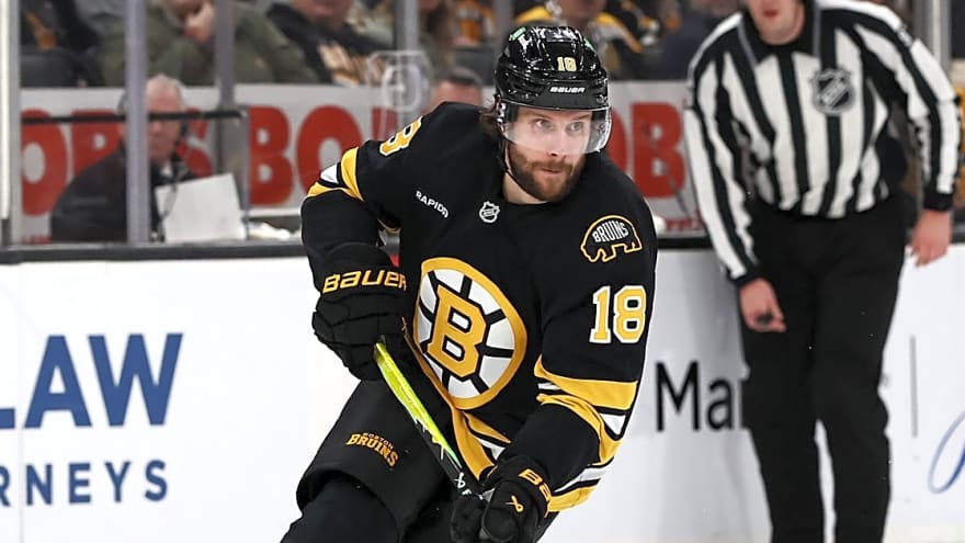 Bruins' Pavel Zacha leaves game with upper-body injury