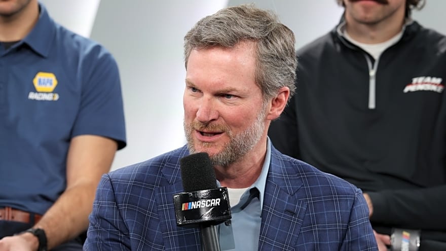 Dale Earnhardt Jr. shoots down criticism of 16-driver Chase field amid NASCAR fan concern