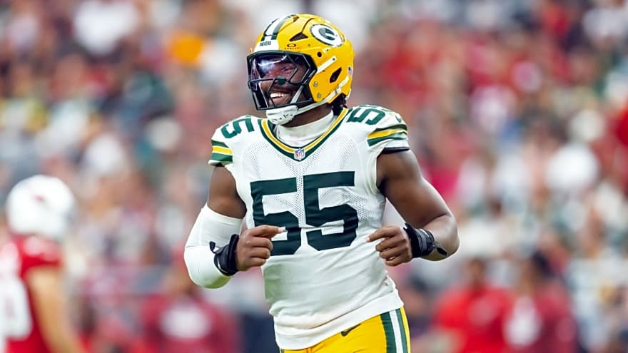 Packers vs. Giants broadcast seemingly catches DL Kingsley Enagbare peeing on sideline