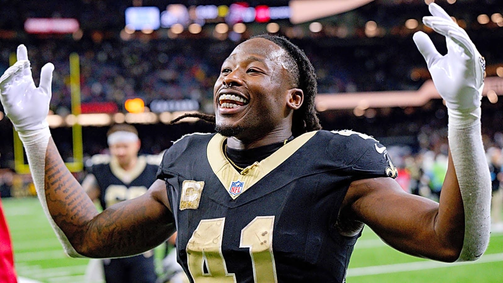 Alvin Kamara botches first pitch at Chicago Cubs game, asks for redo