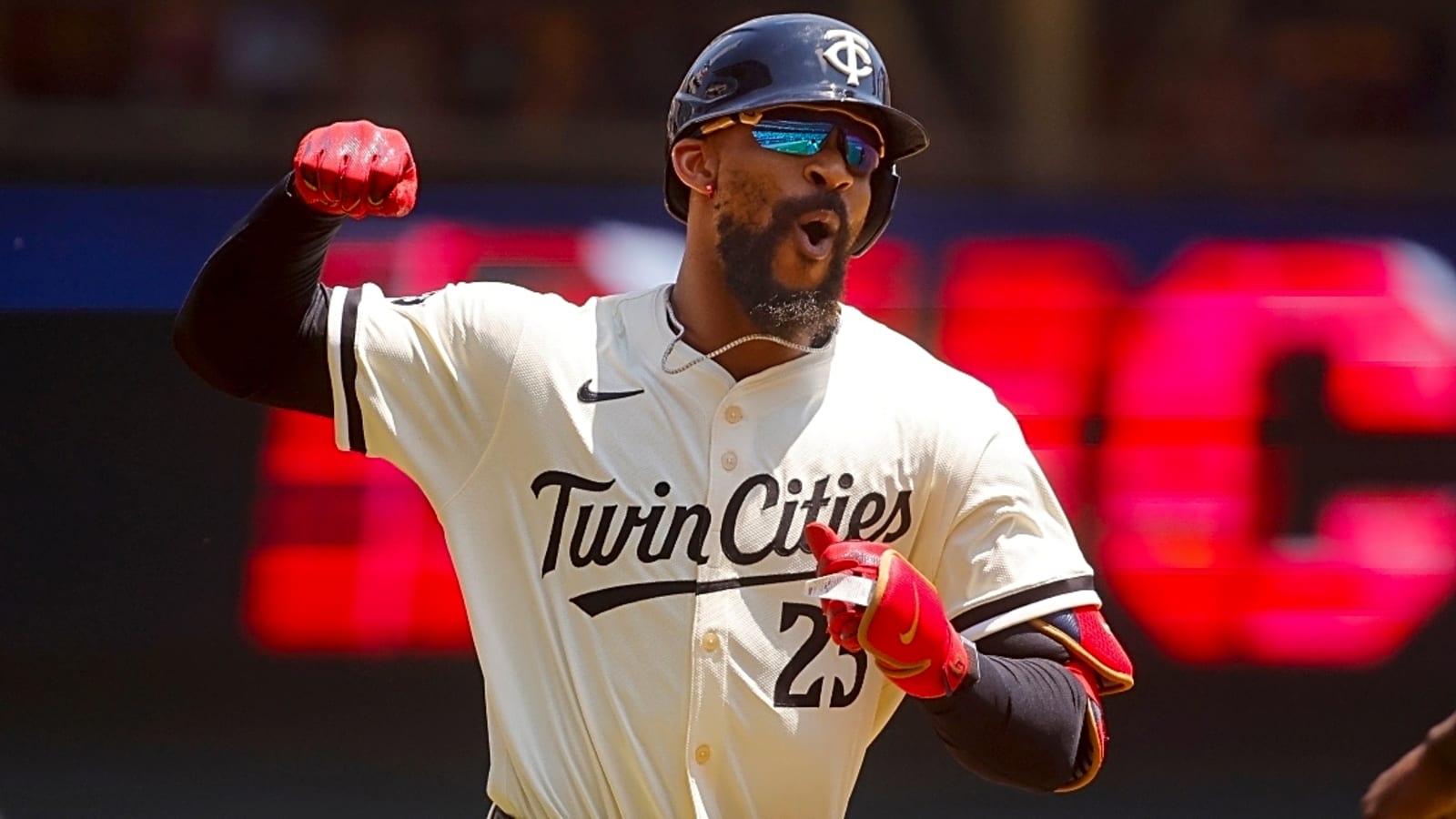 Twins OF Byron Buxton blasts home run to complete cycle