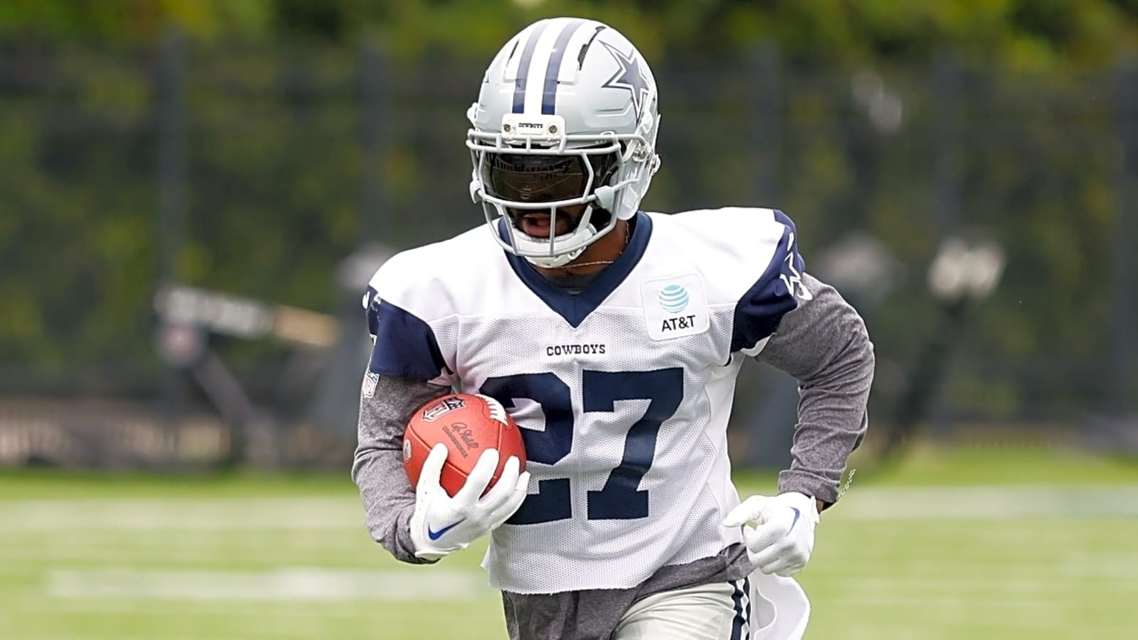 Miles Sanders shows off impressive physique ahead of 2025 season with Dallas Cowboys