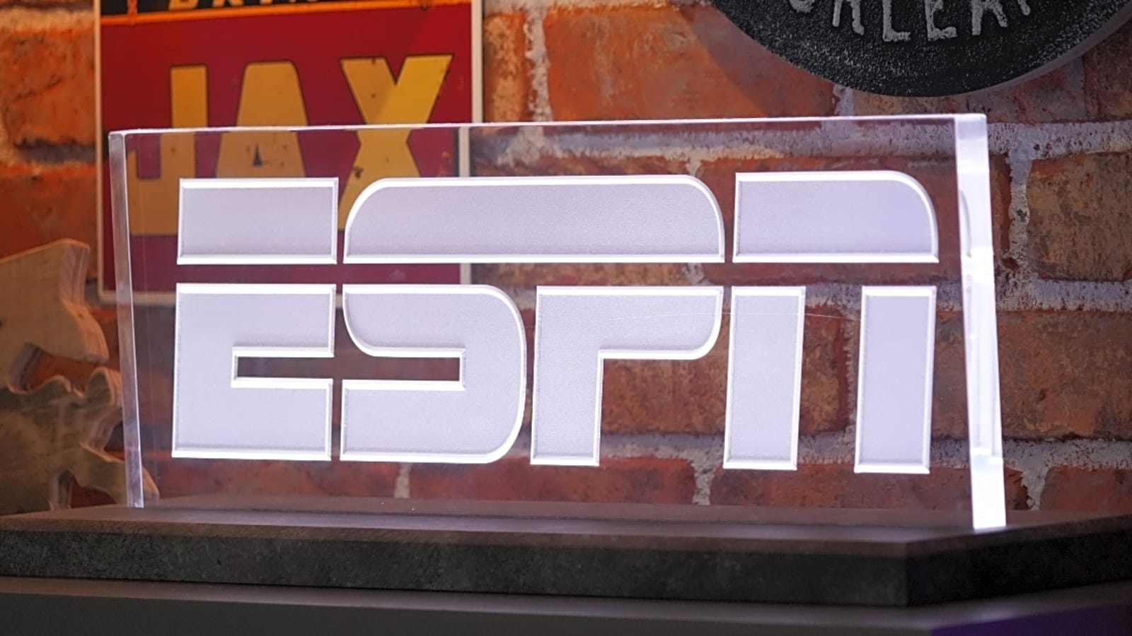 Report: ESPN, NFL agree to billion-dollar deal to acquire RedZone, other top media properties