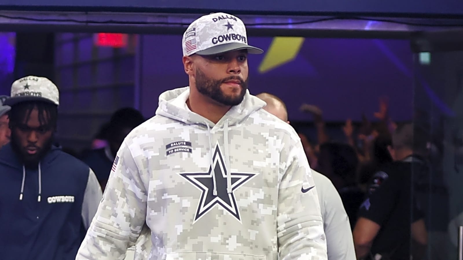 Dak Prescott sinks 65-foot putt at Stonebriar Country Club