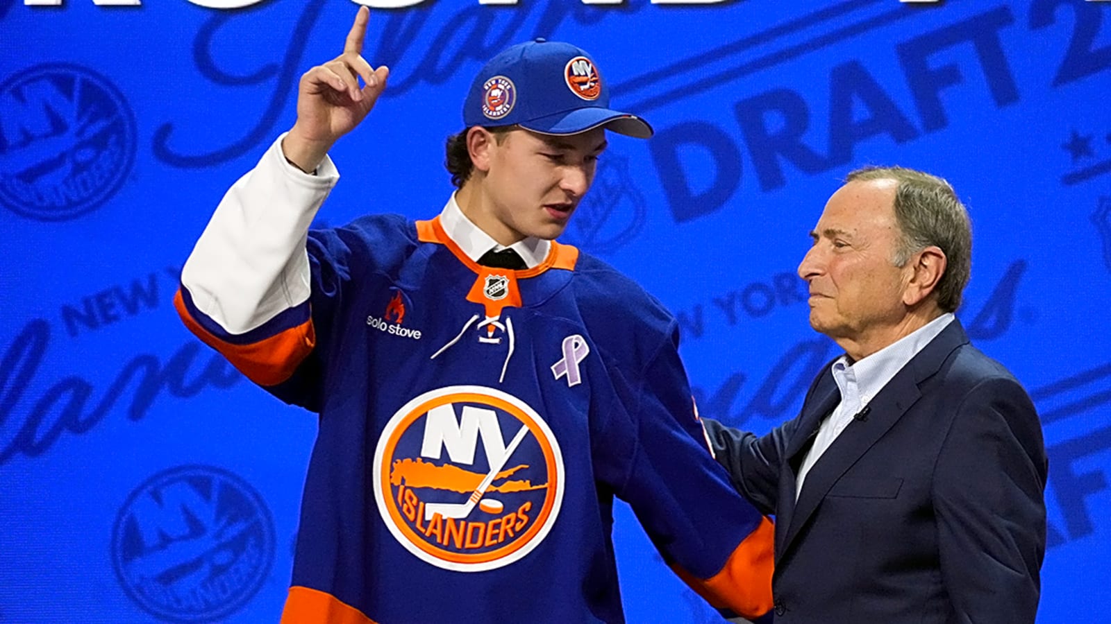No. 1 pick Matthew Schaefer delivers emotional tribute to late mother at NHL Draft