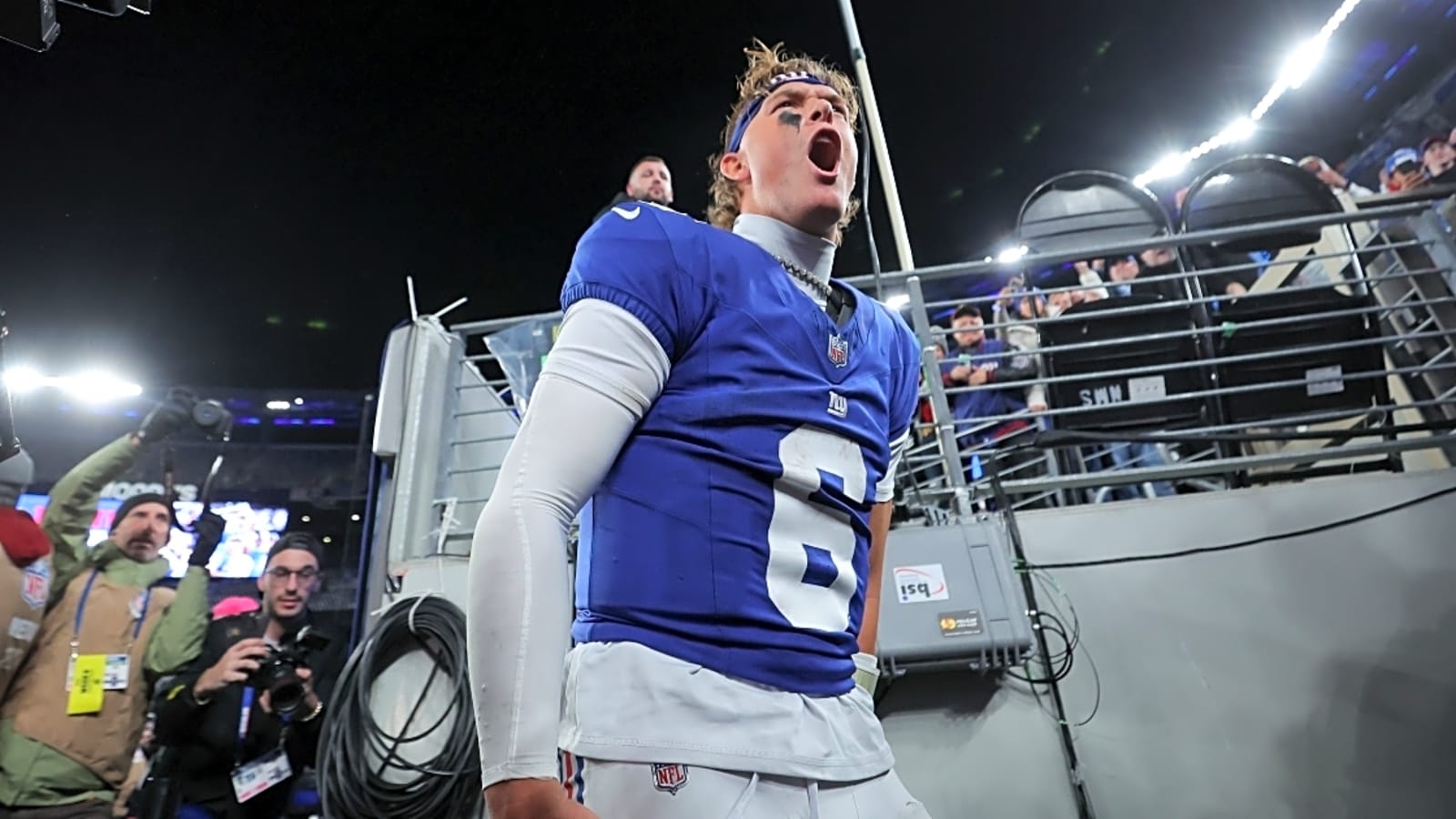 Jaxson Dart convinces Ryan Fitzpatrick, Cam Skattebo to take shirts off after Giants TNF win vs. Eagles