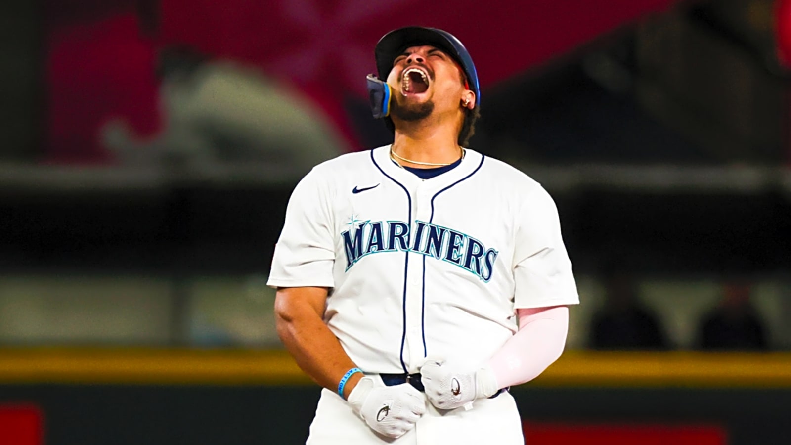 Cal Raleigh's Mariners teammate made MLB history of his own 