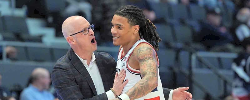 UConn HC Dan Hurley has to do presser standing up after hilarious blunder