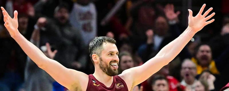 Kevin Love points to ring finger as Cavs fans applaud his Cleveland return