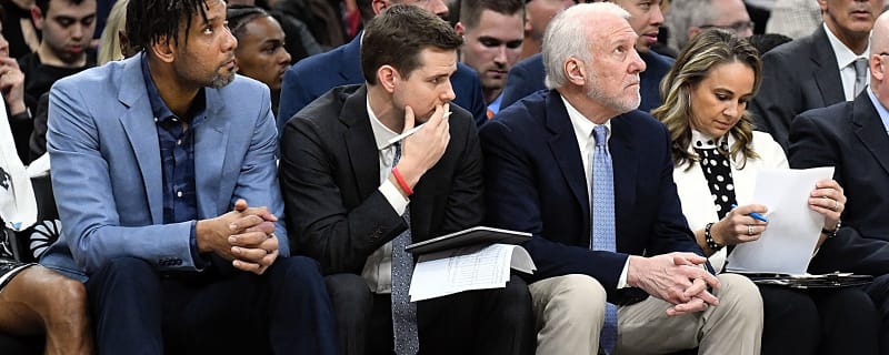 Knicks superfan Billy Baldwin gives fans look at Game 2 suite with Spurs legends Gregg Popovich, Tim Duncan