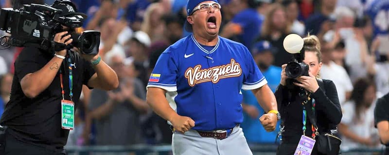 Omar Lopez shares moment with Francisco Cervelli after Venezuela-Italy WBC game