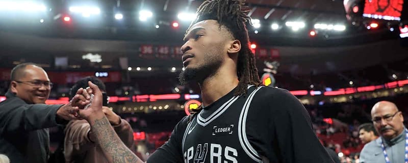 Spurs’ Stephon Castle leaves Game 4 vs. Blazers with hand injury scare