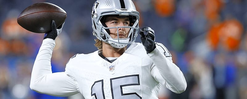 Raiders’ Geno Smith replaced by Kenny Pickett after suffering shoulder injury