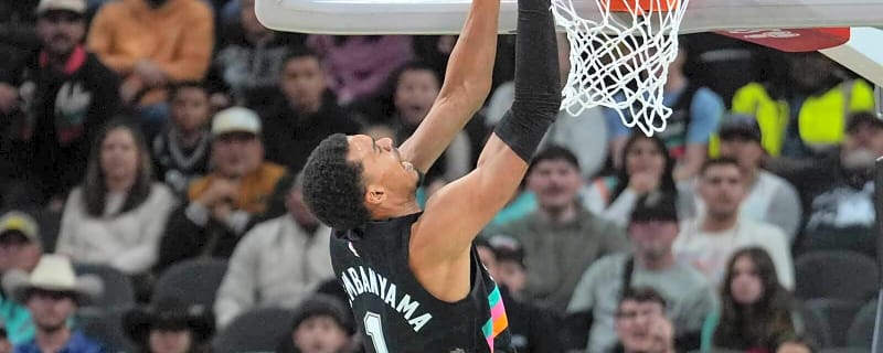 Spurs’ Stephon Castle connects with Victor Wembanyama for Area 51 backboard dunk vs. Cavs