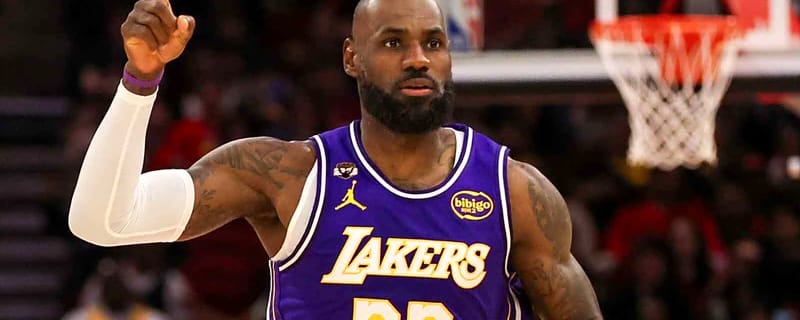 Lakers’ LeBron James grabs attention with Lisa Salters gesture after Rockets game