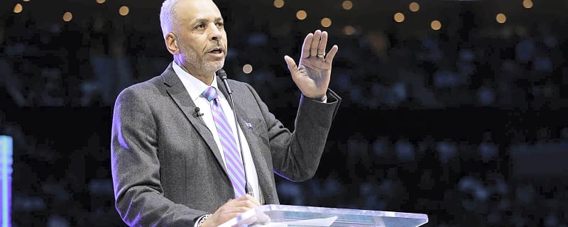 Hornets’ Dell Curry delivers emotional speech during jersey retirement