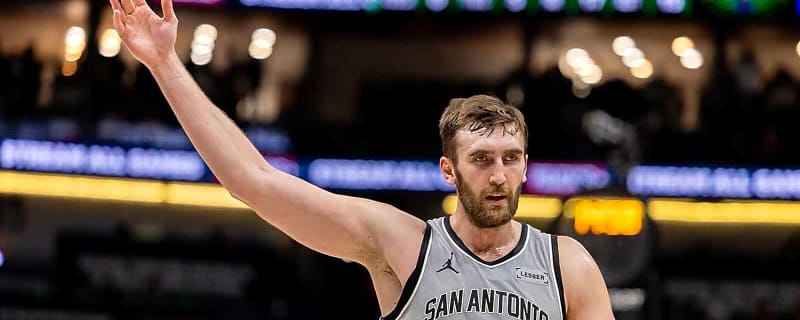 Spurs’ Luke Kornet hammers down a mean dunk vs. Rockets