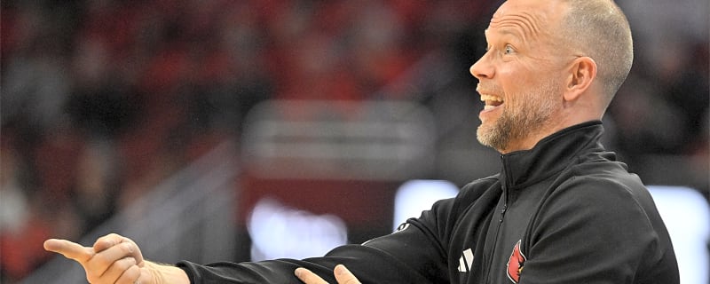 Louisville’s Pat Kelsey gives thanks to 3 people after reaching 300 career wins