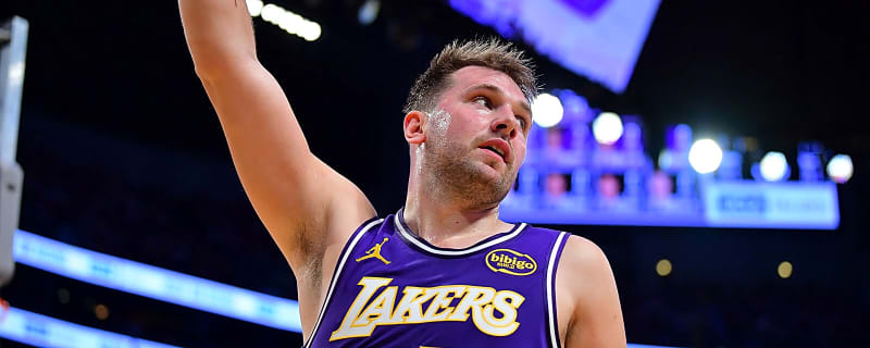 Lakers are sure glad Mavericks traded them a guy who could make unfathomable passes like this