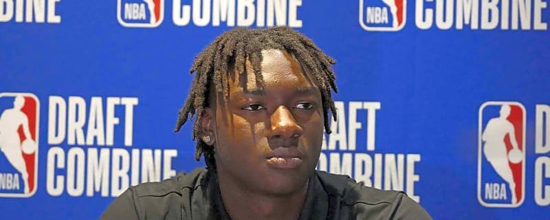 Lakers’ Adou Thiero reacts to Giannis making sure he got his game ball after ref controversy