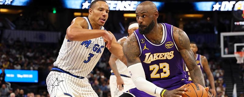 Robert Parish congratulates Lakers’ LeBron James for breaking games played record