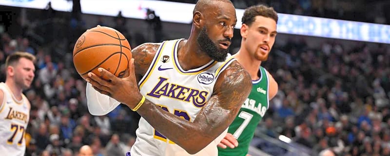 Lakers’ LeBron James outruns the Mavericks for a timeless fastbreak slam dunk