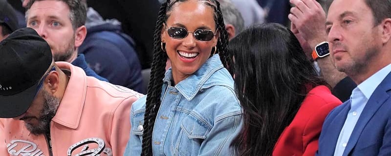 Alicia Keys rocks sick Knicks jacket, brings down house at Tribeca after NBA championship