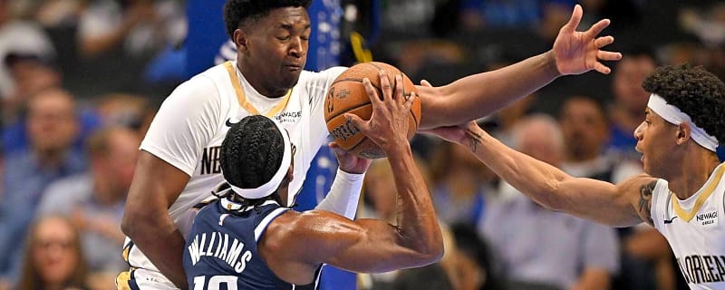 Pelicans’ Derik Queen hits insane behind-the-back pass for a Trey Murphy III slam