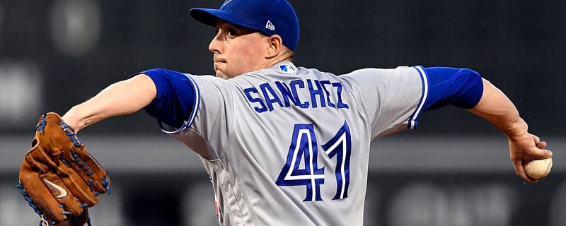 Royals further boost pitching staff with latest signing