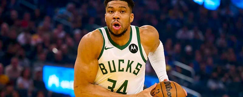 Bucks’ Giannis Antetokounmpo powers through Draymond Green for tough bucket