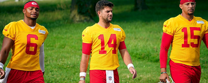 Chiefs taking major risk continuing Justin Fields experiment behind Patrick Mahomes amid injury recovery