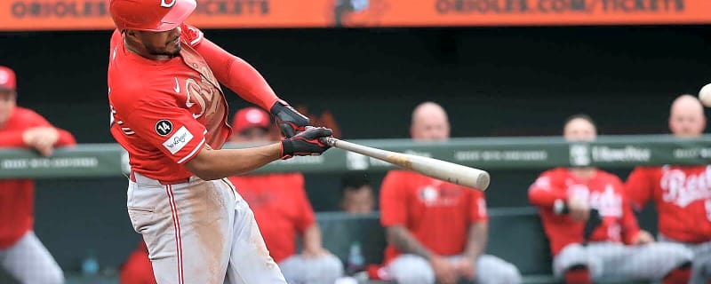 Angels agree to contract with ex-Reds infielder