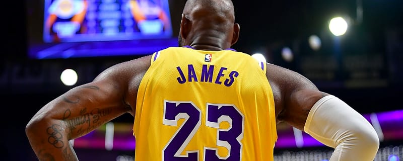 Lakers’ LeBron James goes lefty to posterize Thunder’s Chet Holmgren