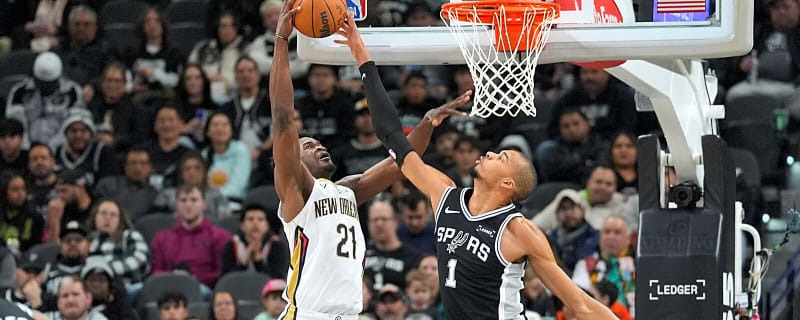 Pelicans’ Yves Missi blows by Victor Wembanyama for thunderous slam vs. Spurs