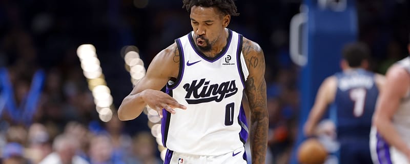 Kings’ Malik Monk destroys the rim on tomahawk dunk