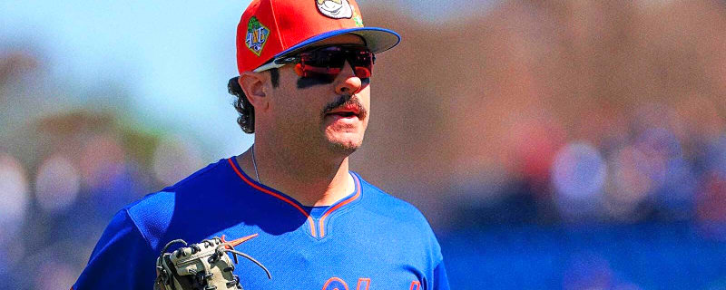 Mets outfielder exits spring training game with knee injury just days before Opening Day